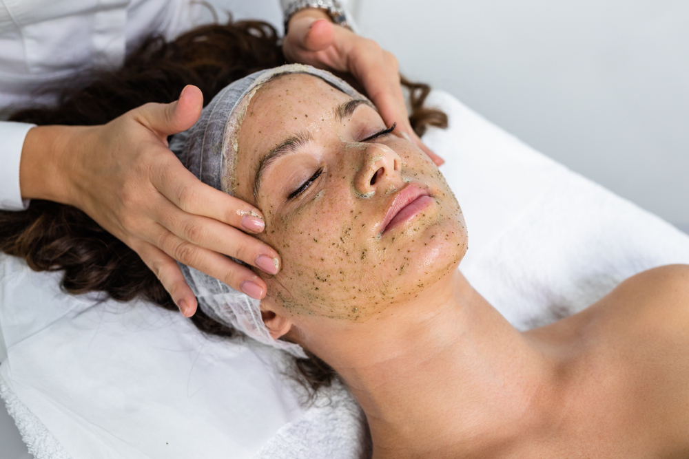 Beautiful,Woman,Receiving,Natural,Green,Peel,Facial,Mask,With,Rejuvenating